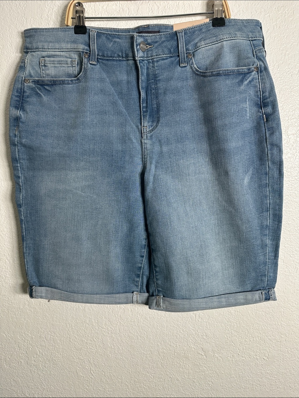 NYDJ NWT Briella Short Roll Cuff in Easley Wash Shorts Women’s Size 14